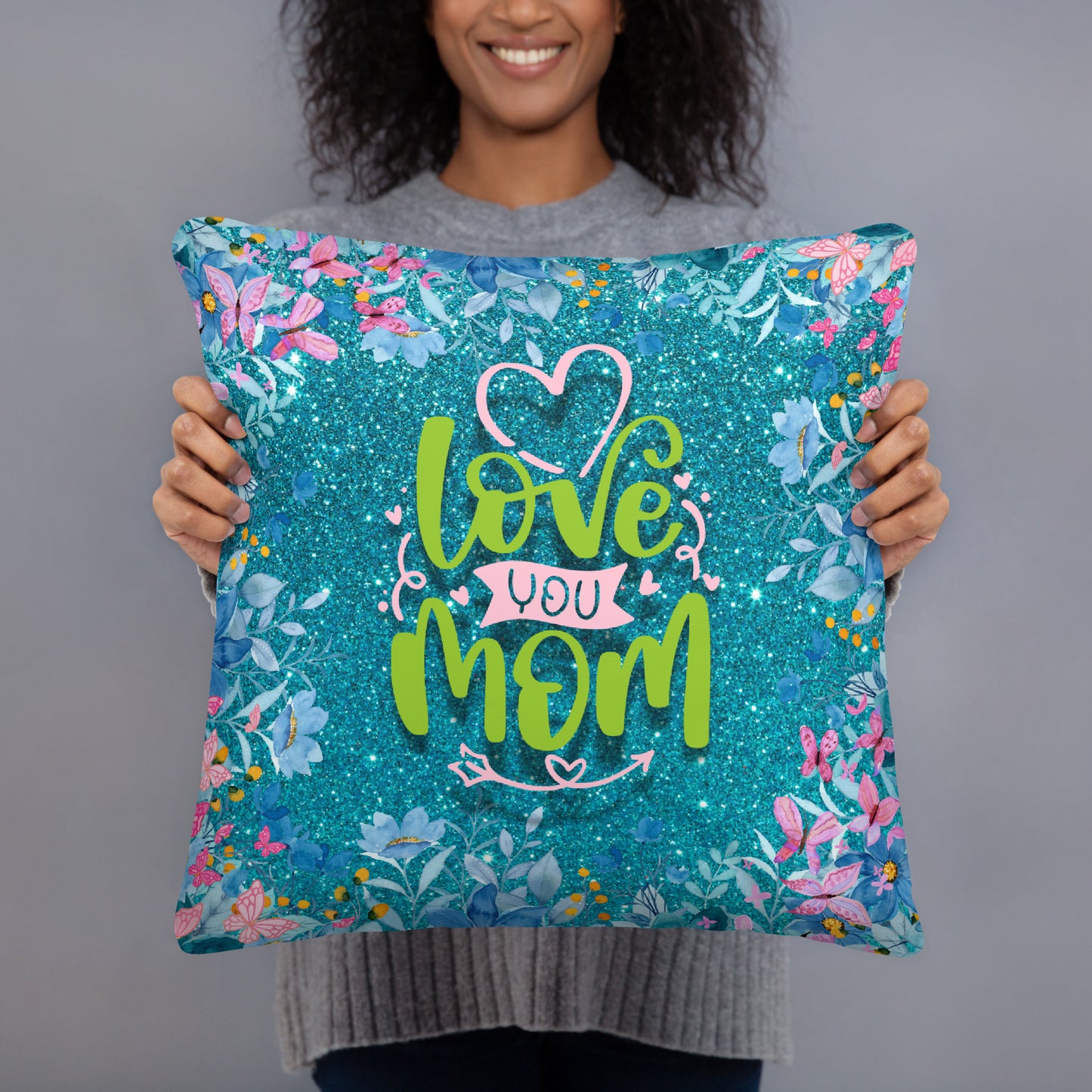 Sierkussens voor haar: "Love You Mom" - Elegant Turquoise Kussen met Bloemen en Vlinders - Evy's Bloom Art