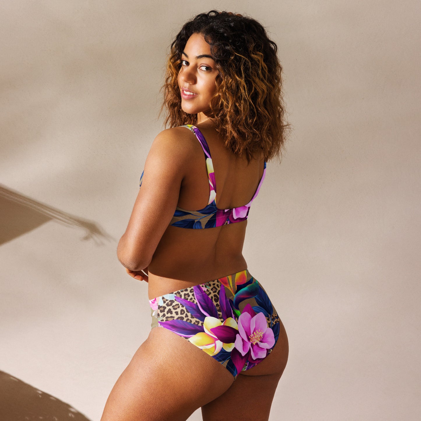Badmode: "Wild Bloemenpracht Bikini - Elegantie en Stijl door Evy's Bloom Art" - Evy's Bloom Art