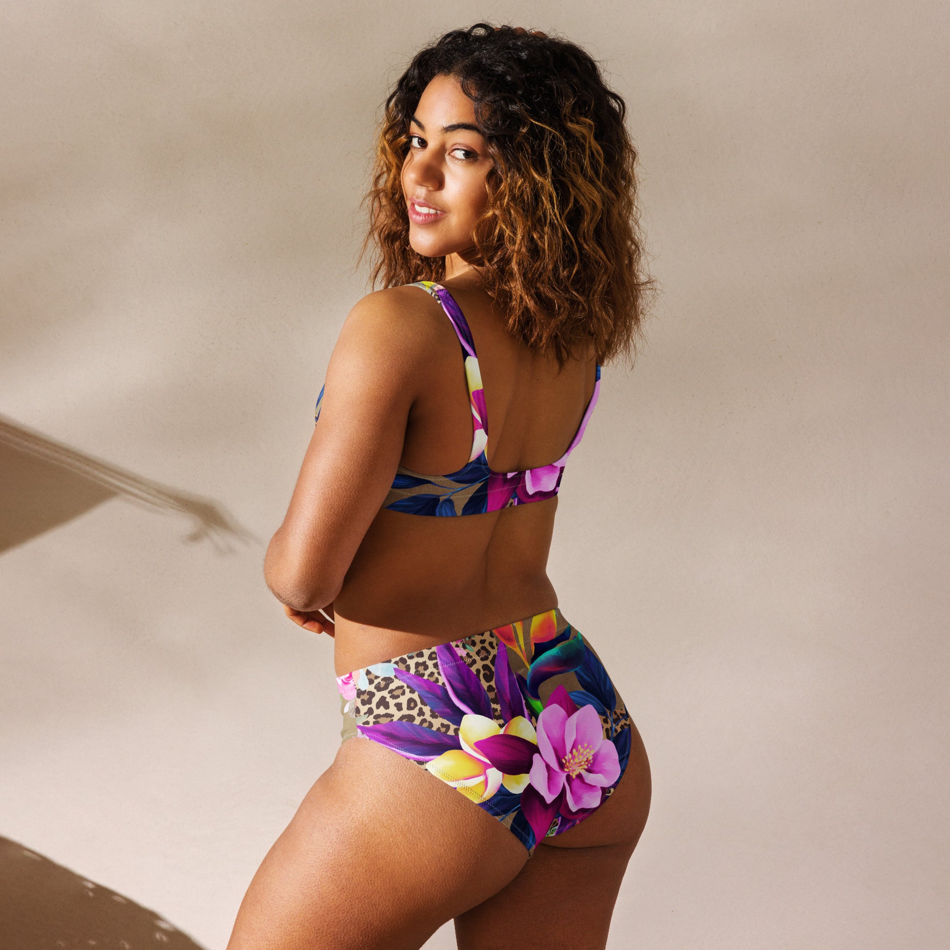 Badmode: "Wild Bloemenpracht Bikini - Elegantie en Stijl door Evy's Bloom Art" - Evy's Bloom Art